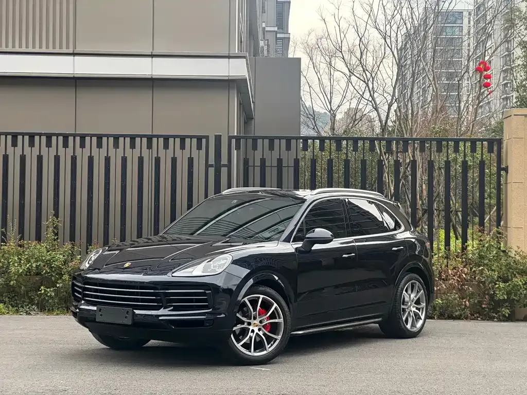 Porsche Cayenne — фото 1