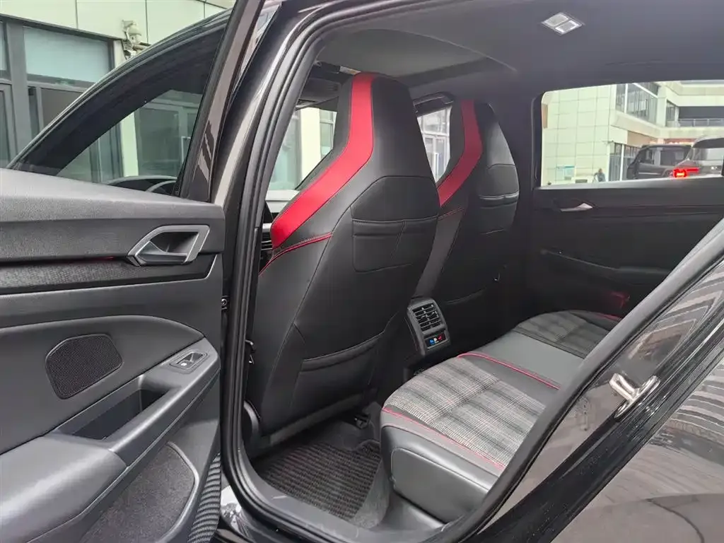 Volkswagen Golf GTI — фото 9
