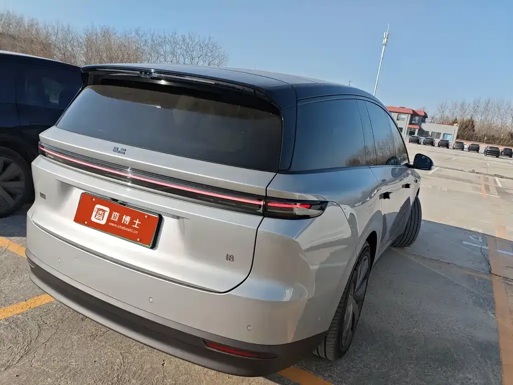 Li Auto i8 — фото 9