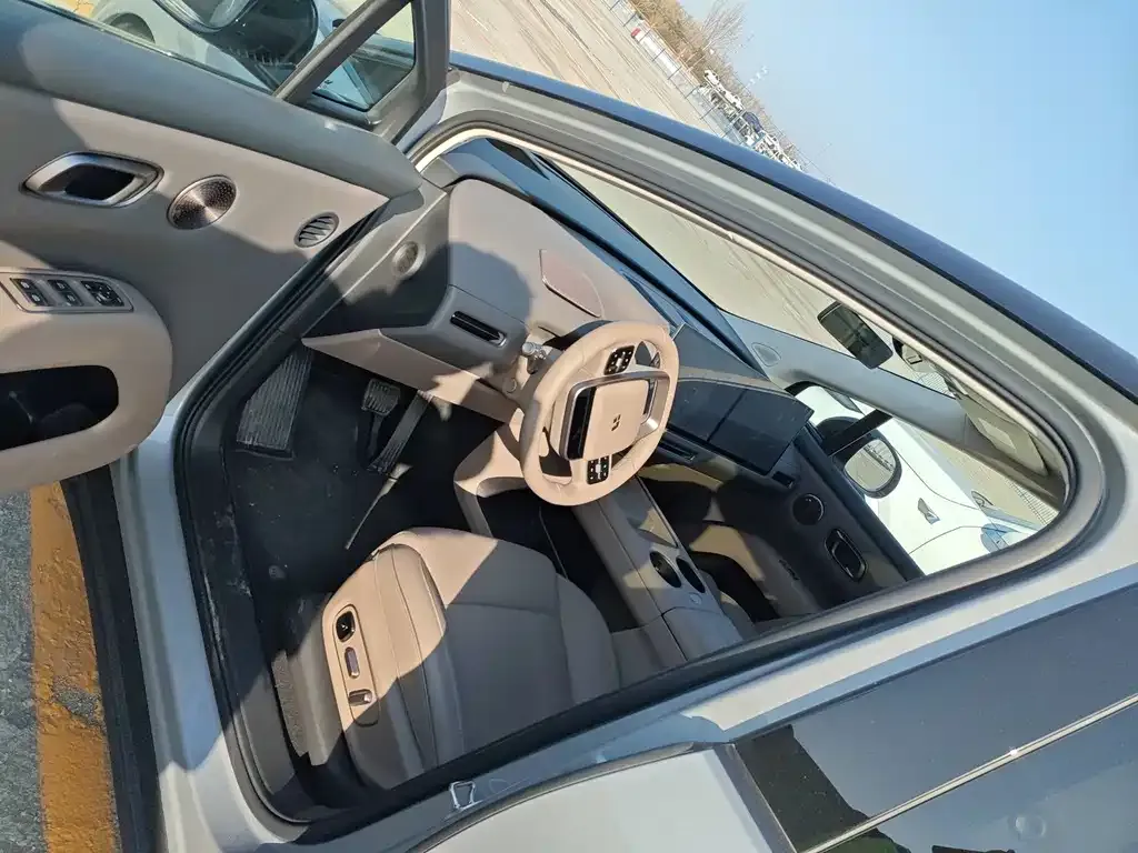 Li Auto i8 — фото 3