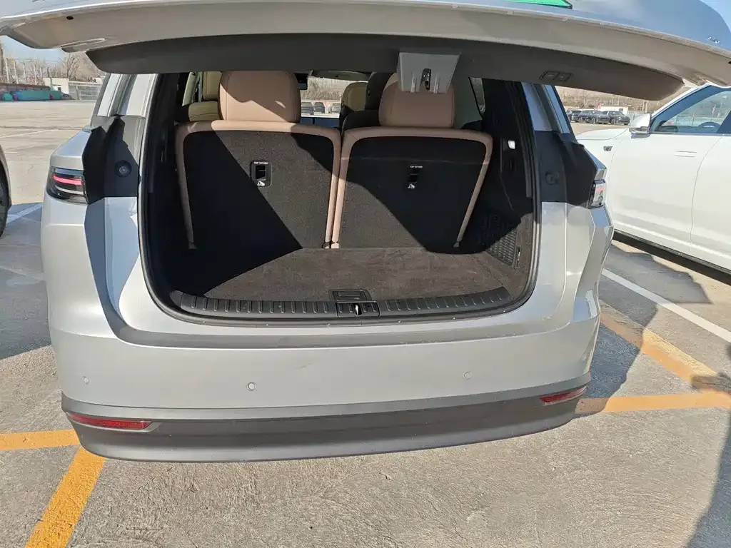 Li Auto i8 — фото 7