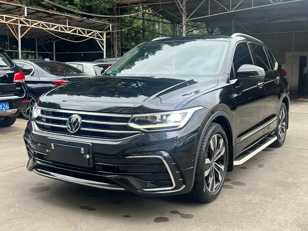 Volkswagen Tiguan L — фото 1