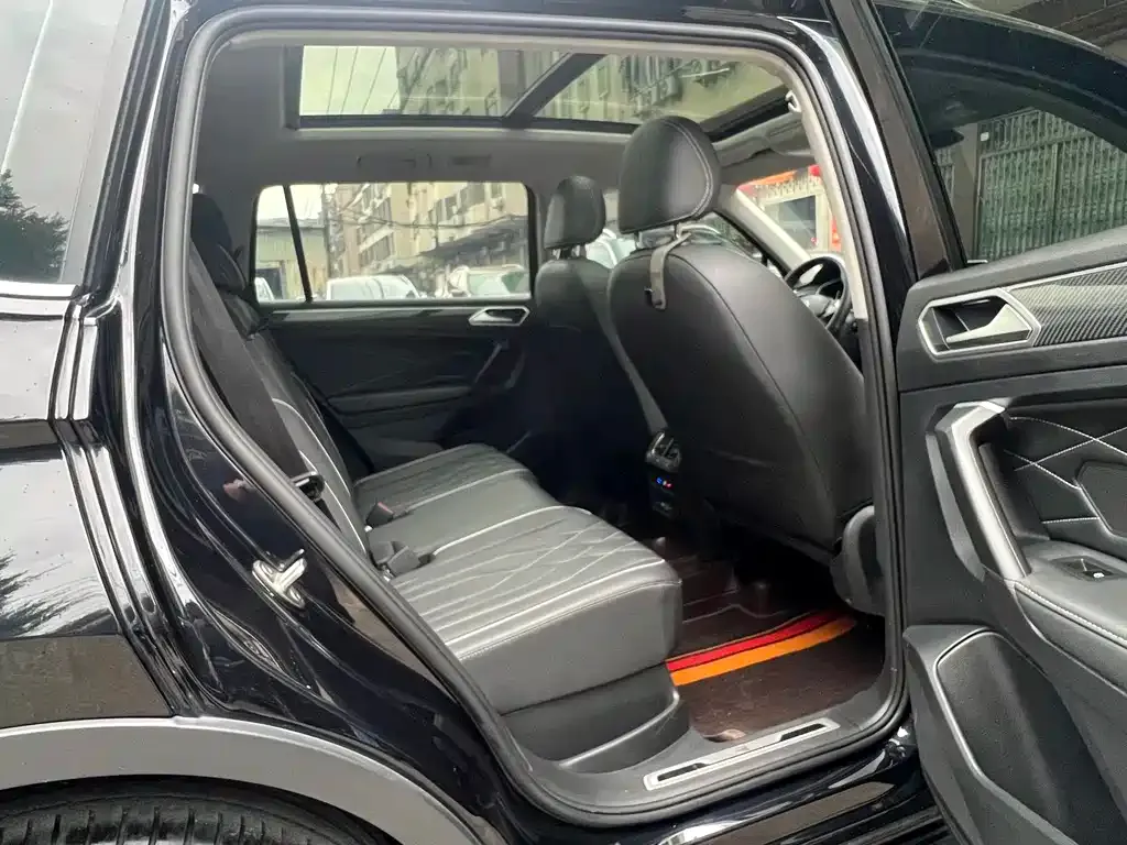Volkswagen Tiguan L — фото 10
