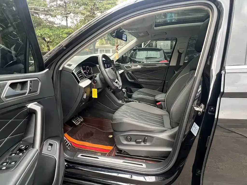 Volkswagen Tiguan L — фото 2