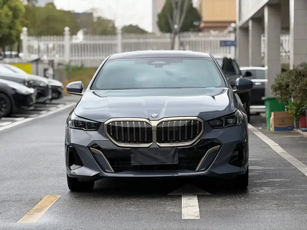 BMW 5 Series — фото 1