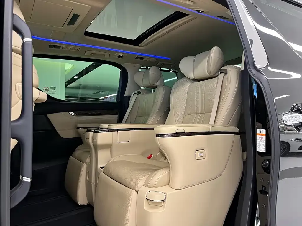 Toyota Vellfire — фото 2
