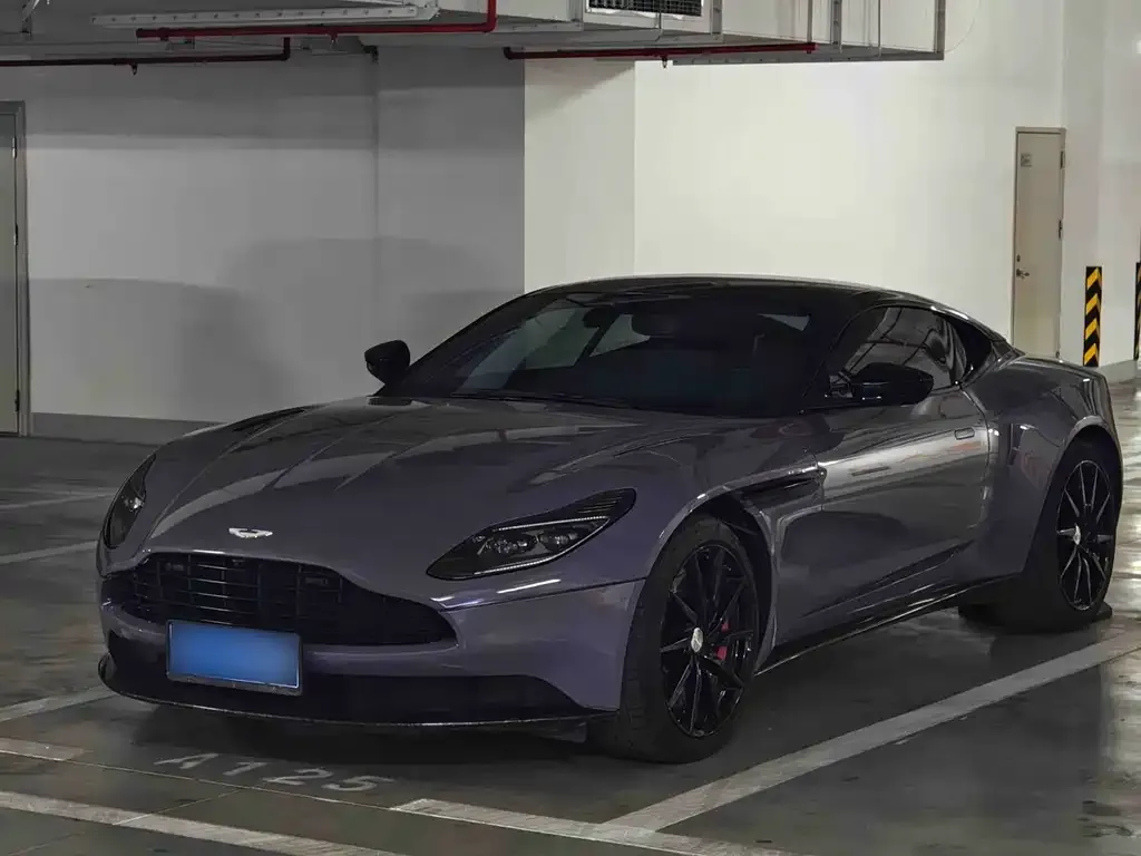 Aston Martin DB11 — фото 1