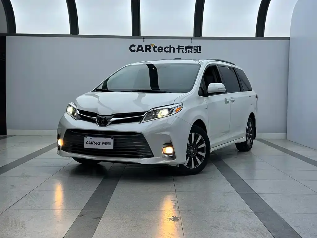 Toyota Sienna — фото 1