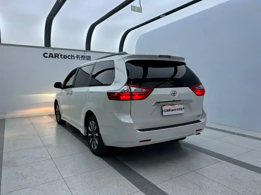 Toyota Sienna — фото 2