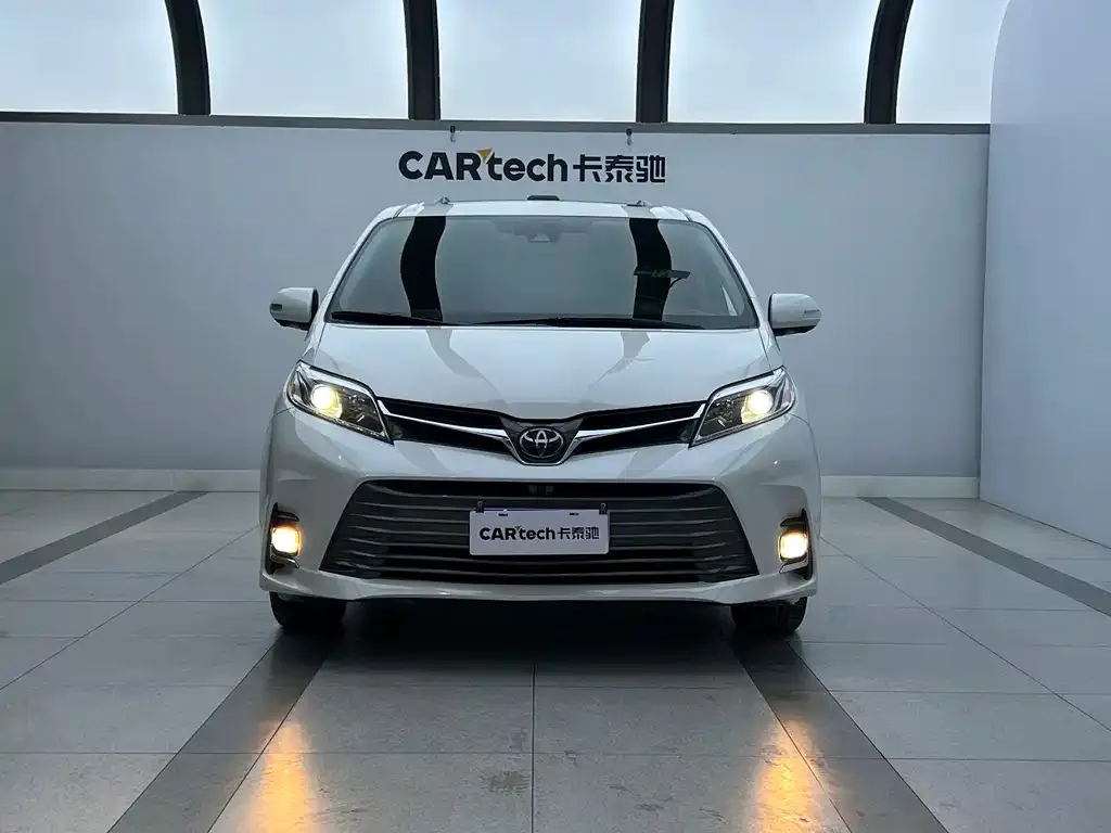 Toyota Sienna — фото 5