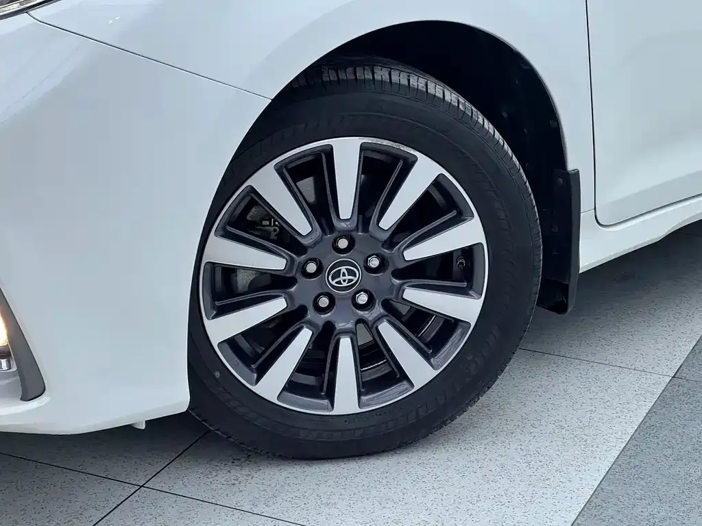 Toyota Sienna — фото 3