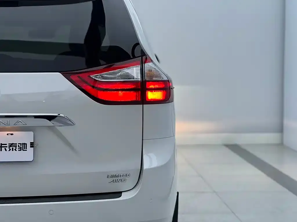 Toyota Sienna — фото 6