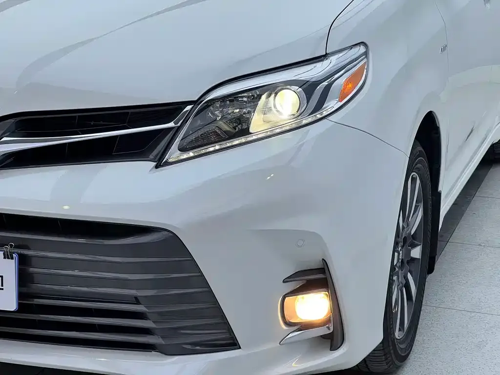 Toyota Sienna — фото 10