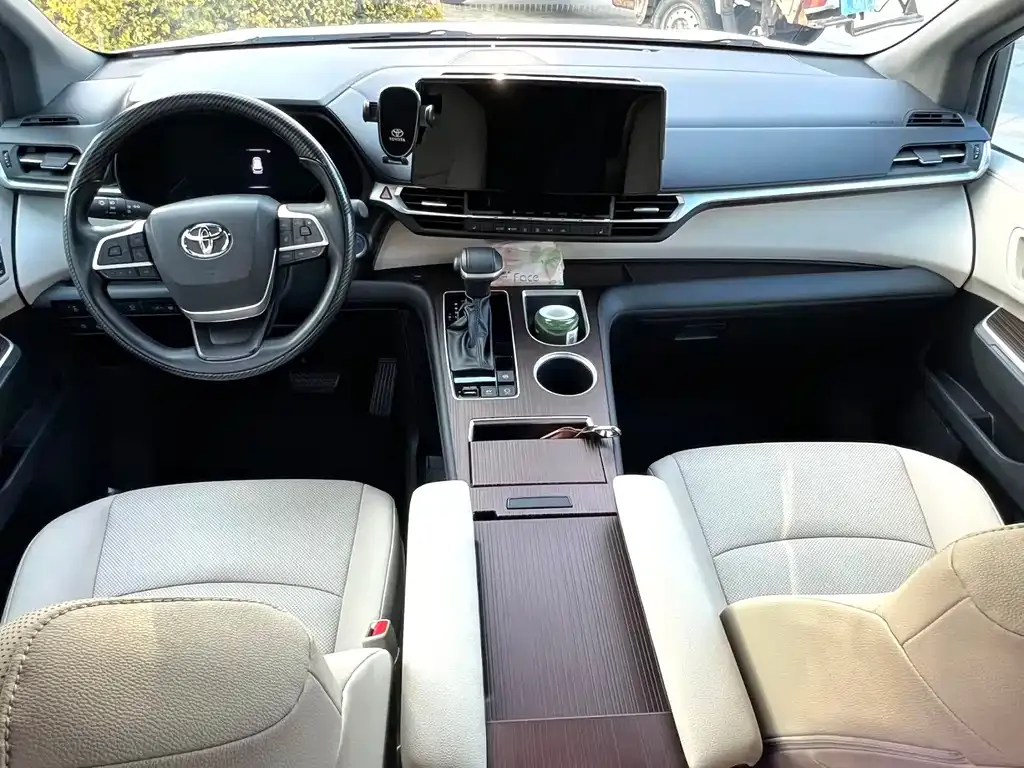 Toyota Granvia — фото 3