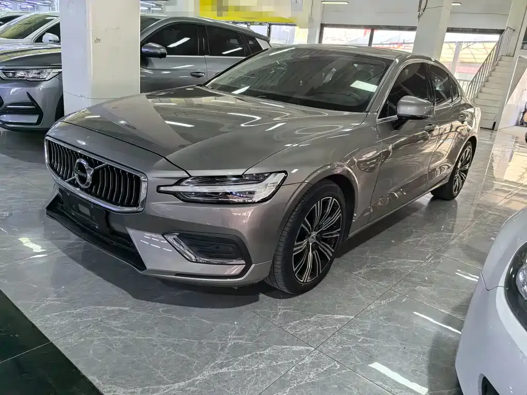Volvo S60 — фото 1