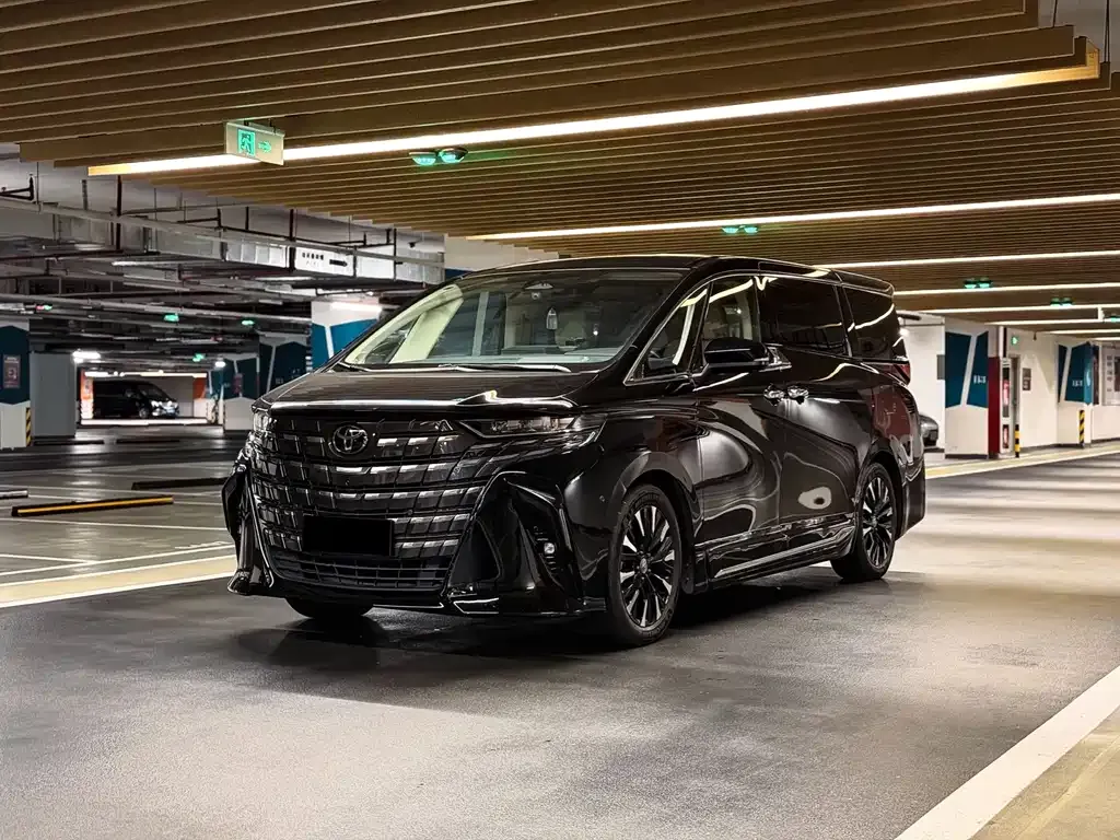 Toyota Alphard — фото 1