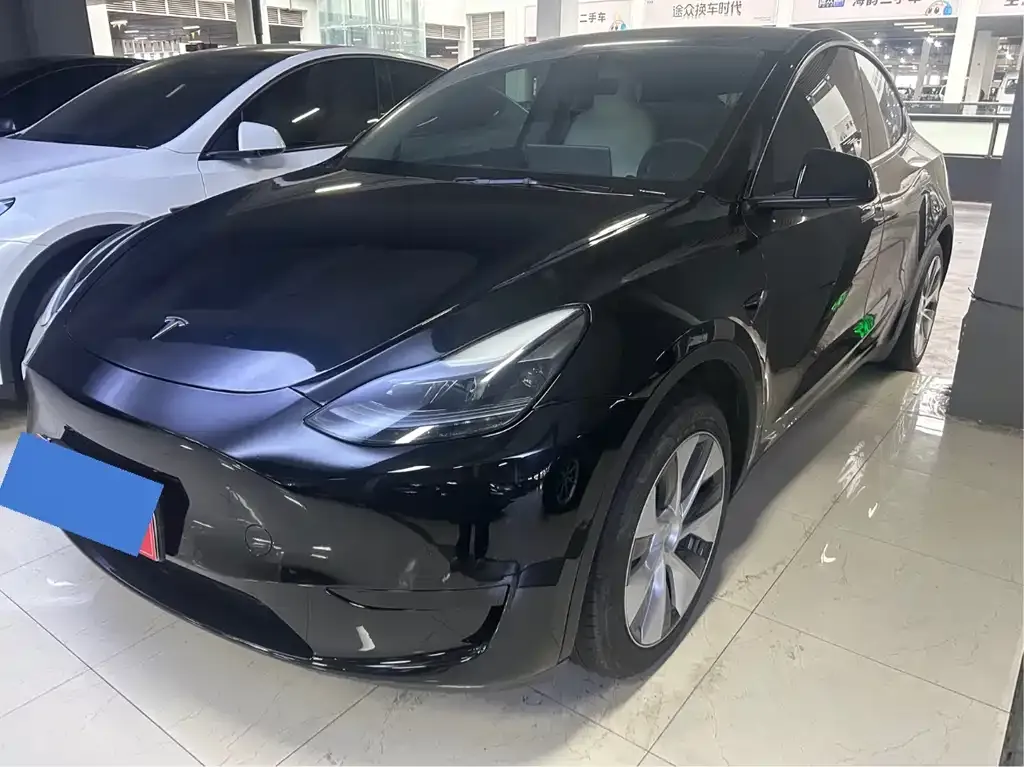 Tesla Model Y — фото 1