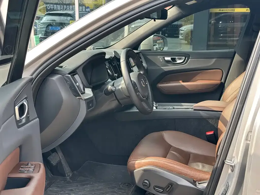 Volvo XC60 — фото 10