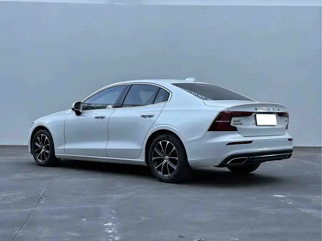 Volvo S60 — фото 10