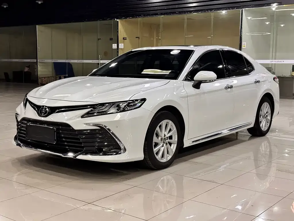 Toyota Camry — фото 1