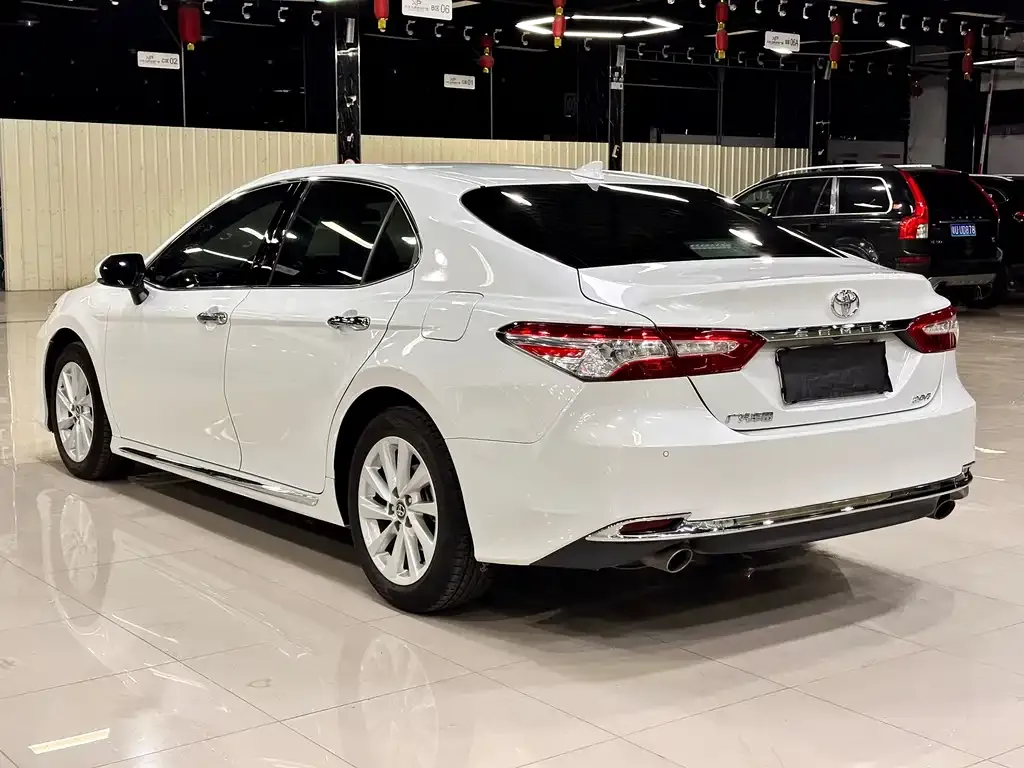 Toyota Camry — фото 2