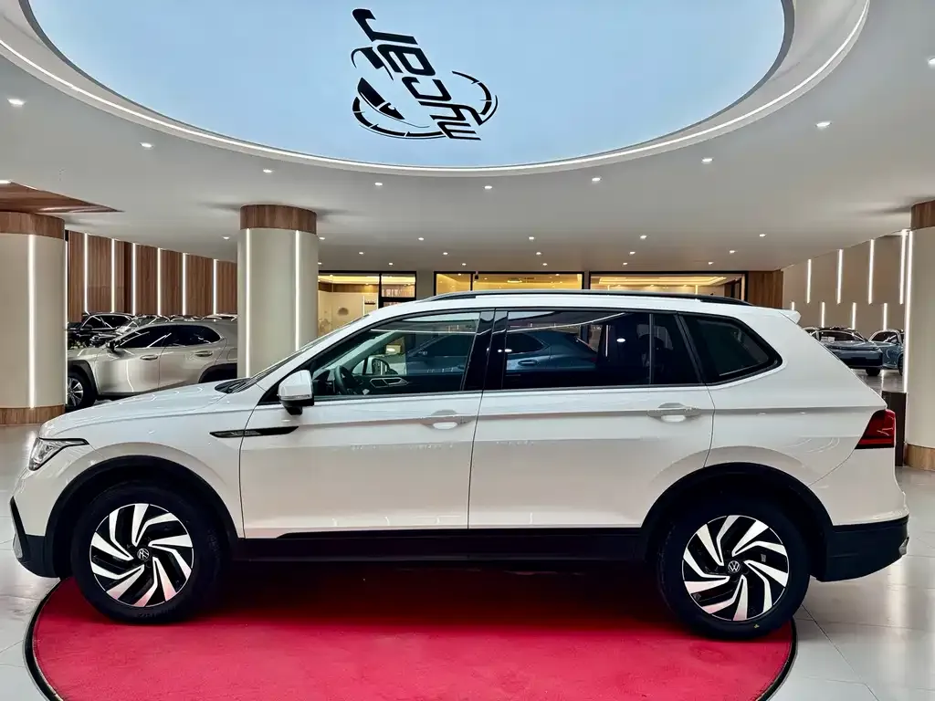 Volkswagen Tiguan L — фото 7