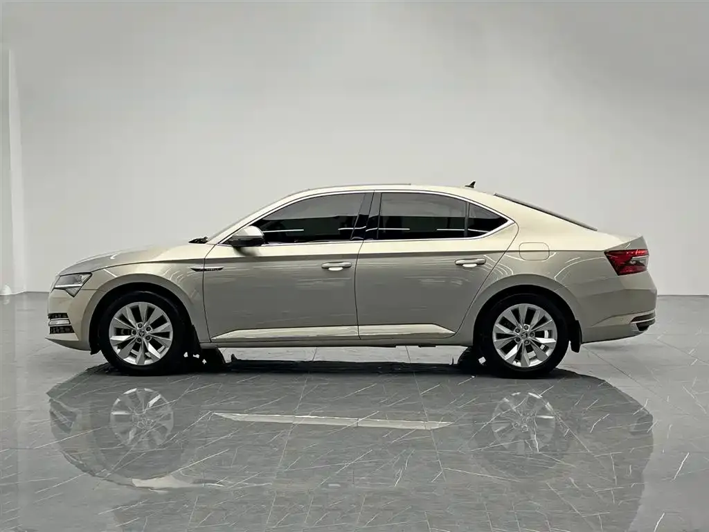 Skoda Superb — фото 9