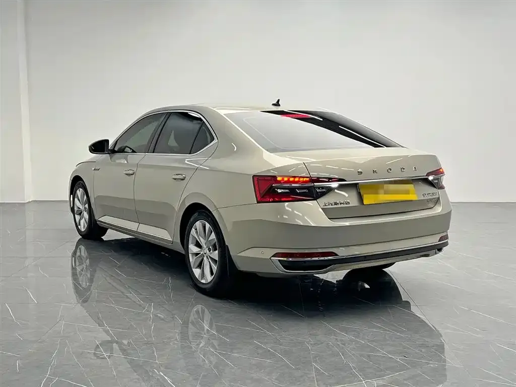 Skoda Superb — фото 8