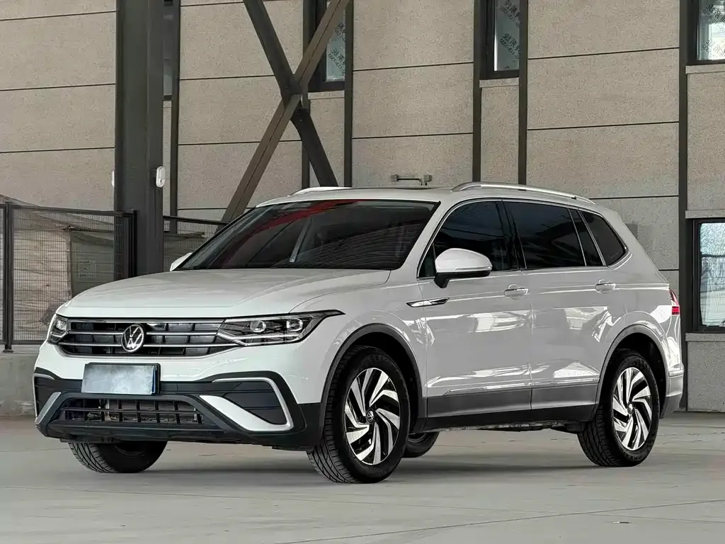Volkswagen Tiguan L — фото 1