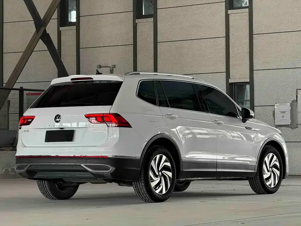Volkswagen Tiguan L — фото 10