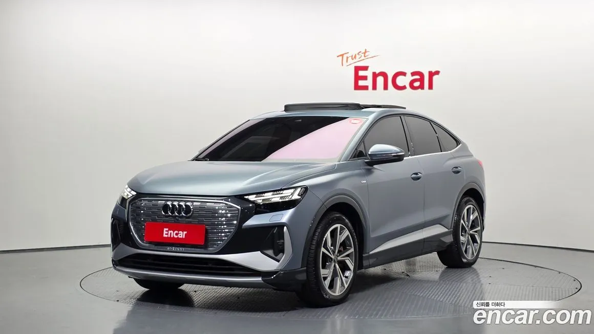 Audi Q4 e-tron — фото 1