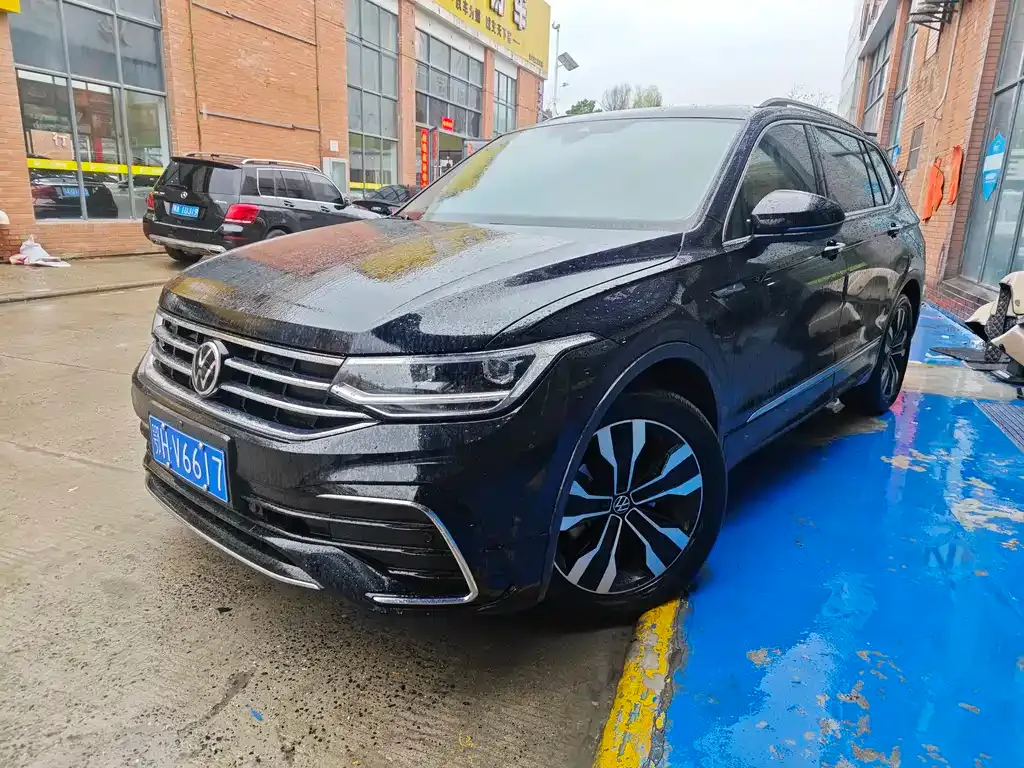 Volkswagen Tiguan L — фото 1