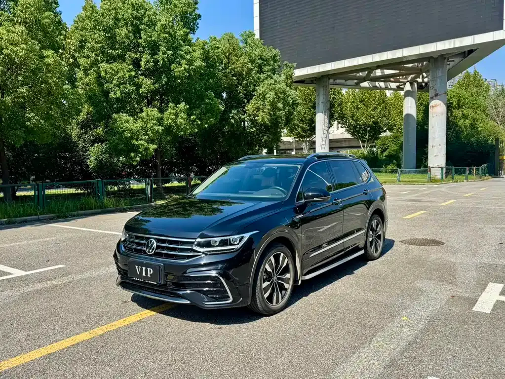 Volkswagen Tiguan L — фото 1