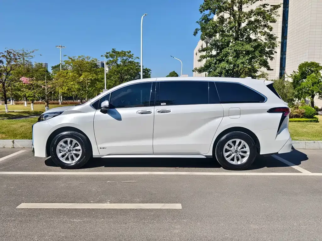 Toyota Granvia — фото 5