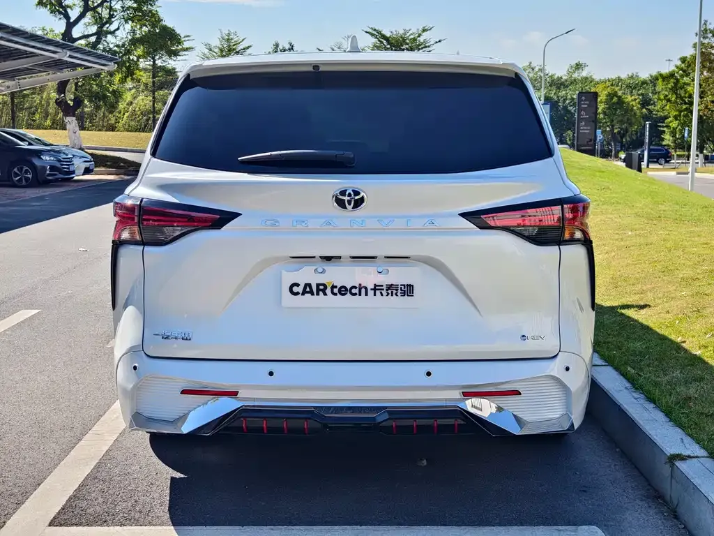 Toyota Granvia — фото 7