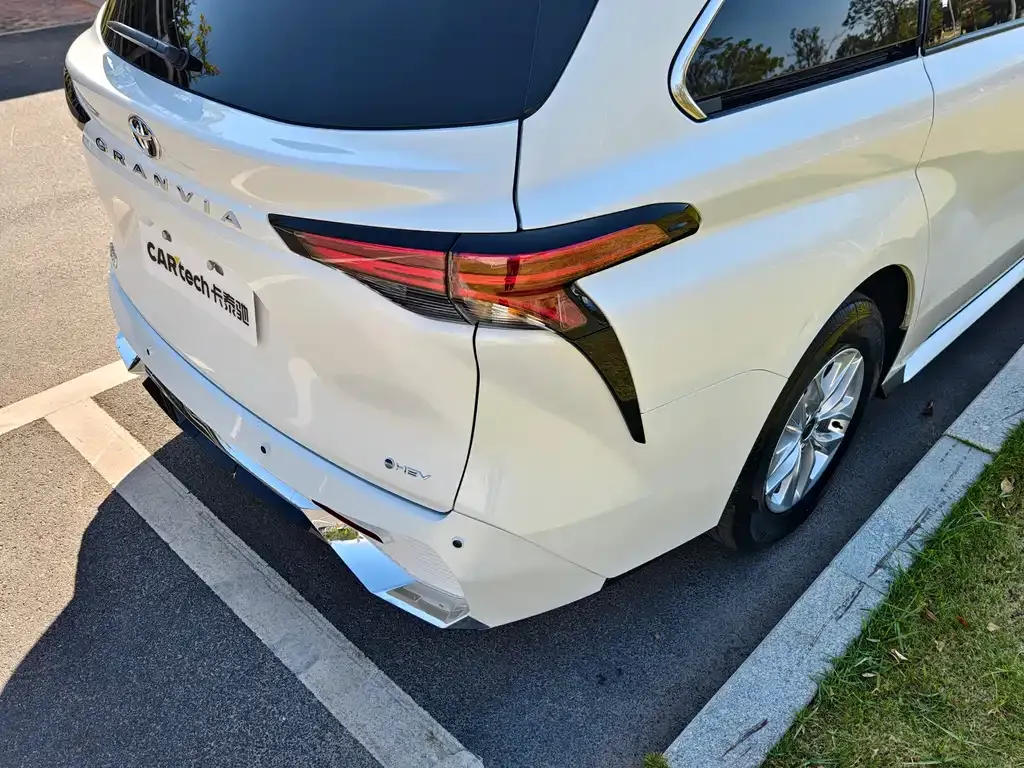 Toyota Granvia — фото 10