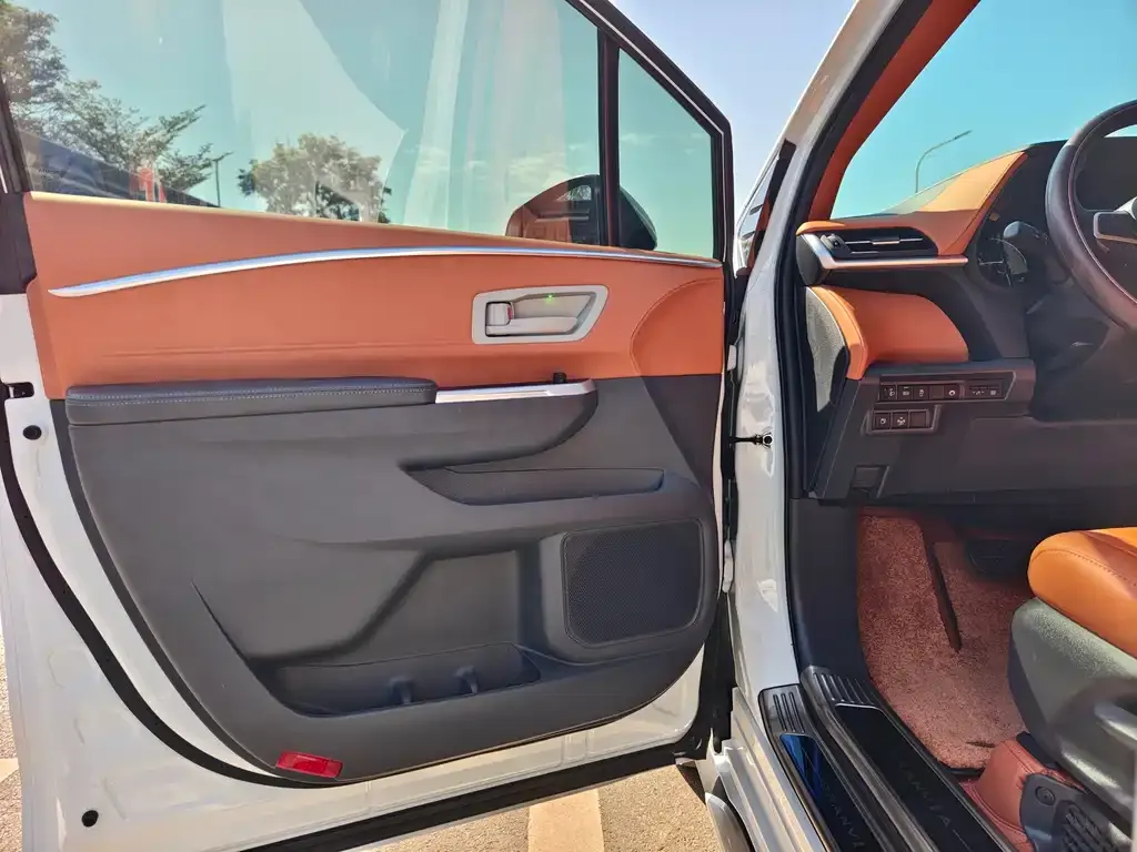Toyota Granvia — фото 8