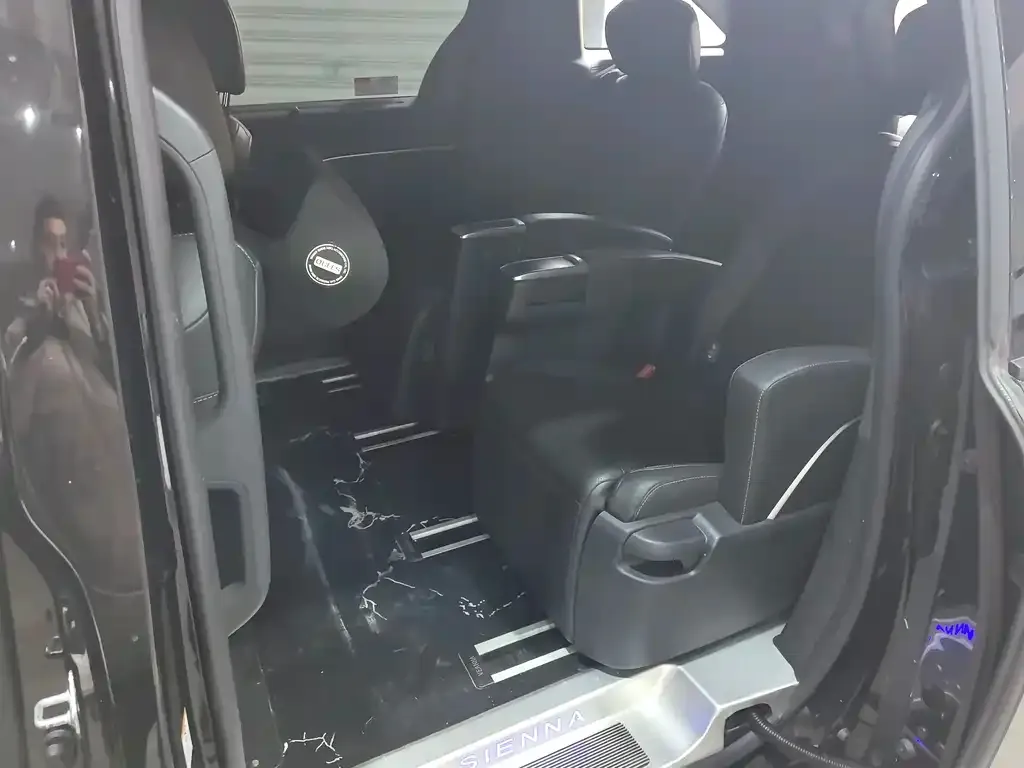 Toyota Sienna — фото 2