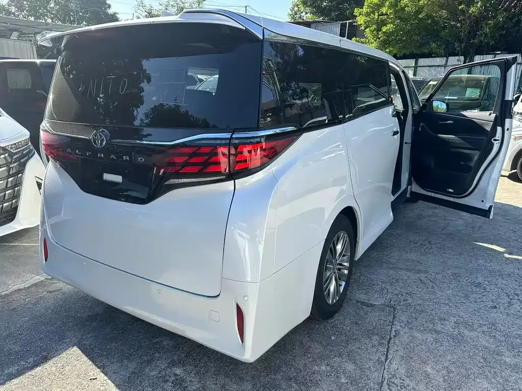 Toyota Alphard — фото 10