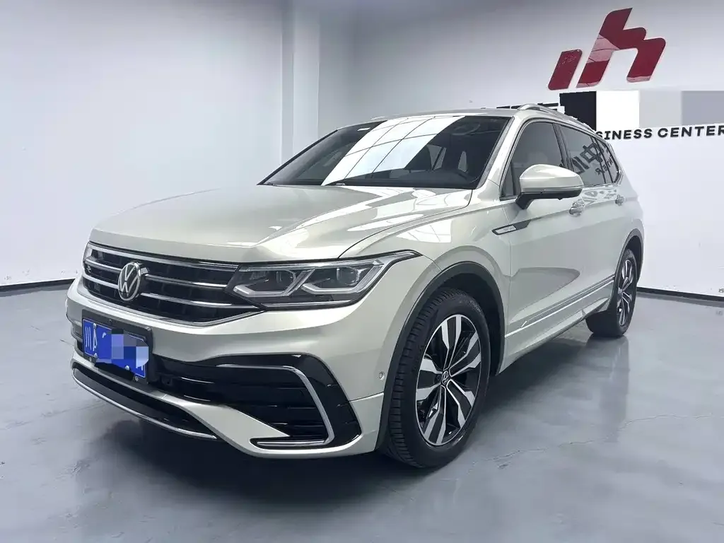 Volkswagen Tiguan L — фото 1