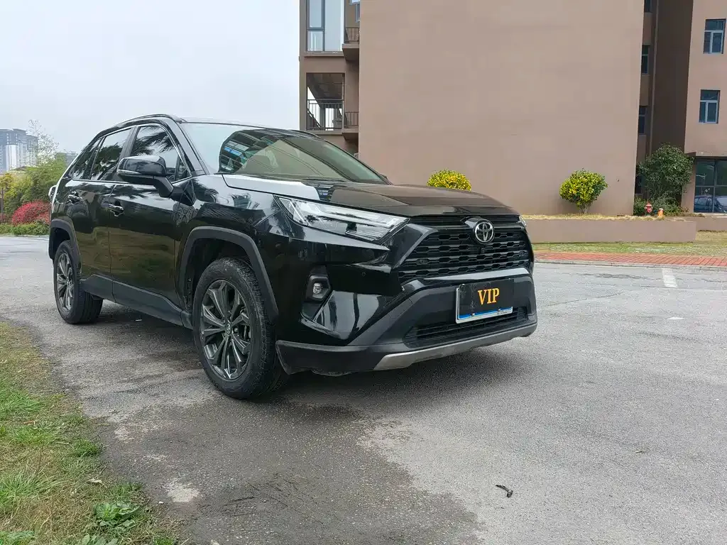 Toyota RAV4 — фото 1