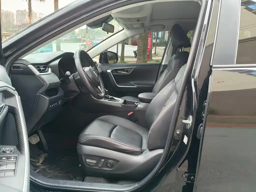 Toyota RAV4 — фото 3