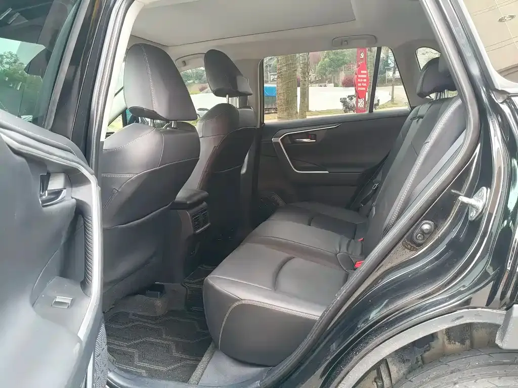 Toyota RAV4 — фото 2