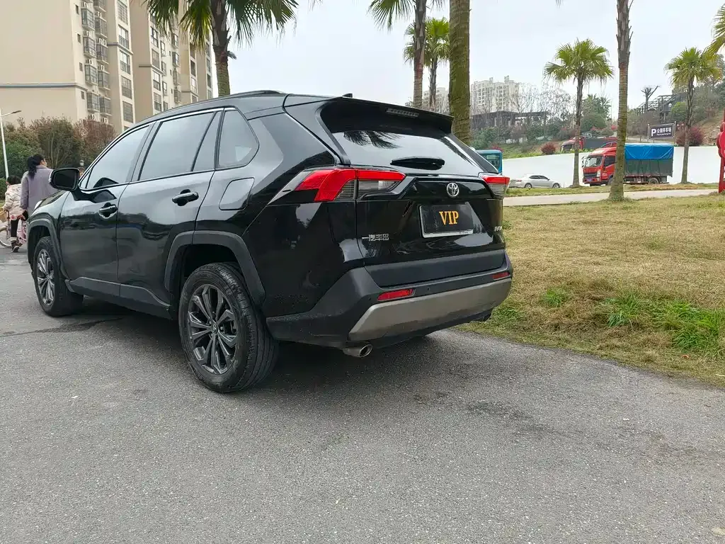 Toyota RAV4 — фото 7