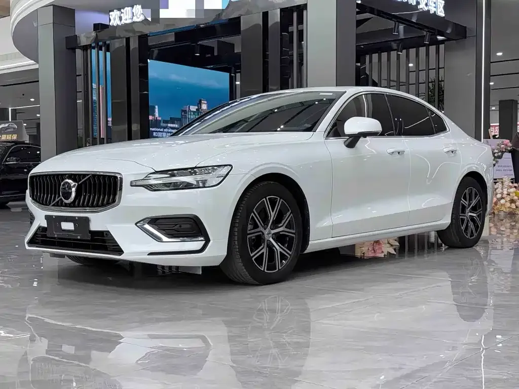 Volvo S60 — фото 1