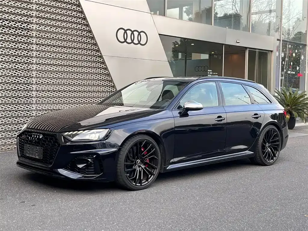Audi RS 4 — фото 1
