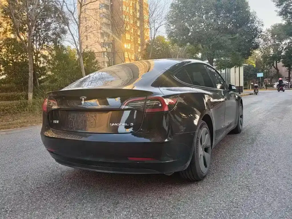 Tesla Model 3 — фото 3