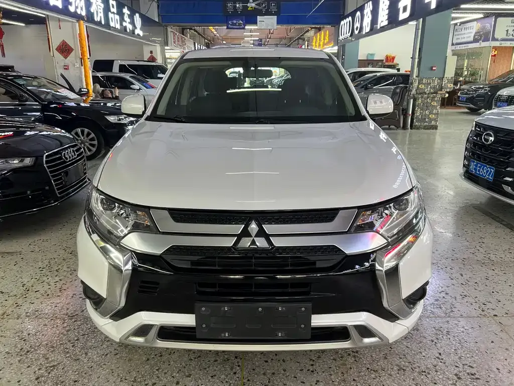 Mitsubishi Outlander — фото 8