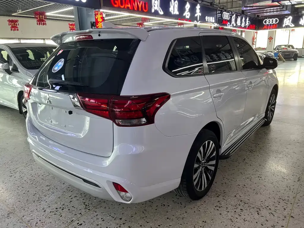 Mitsubishi Outlander — фото 5