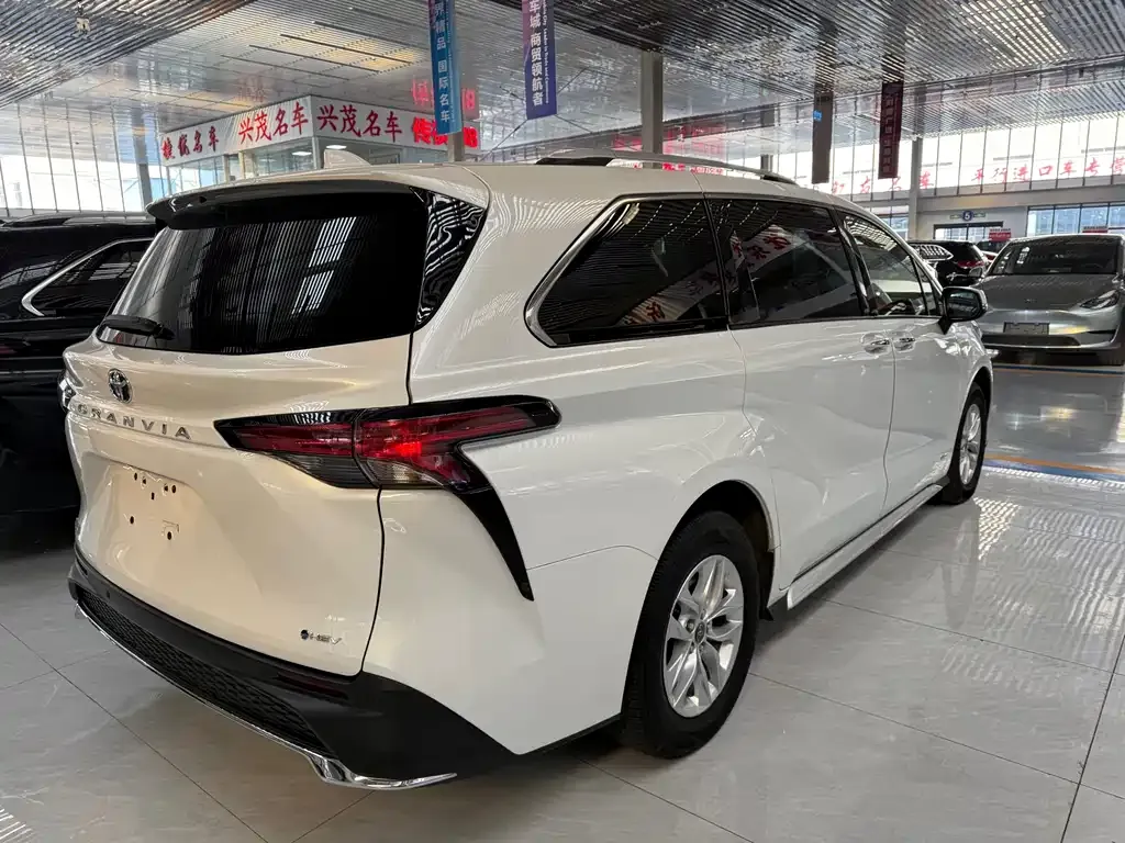 Toyota Granvia — фото 2